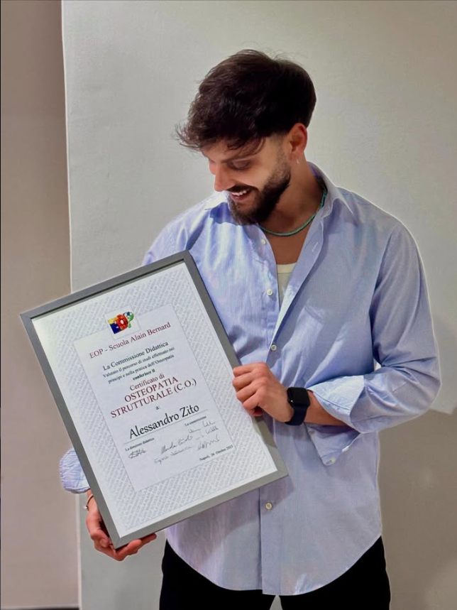 Il Dott. Zito con il certificato di Osteopatia Strutturale (C.O.)