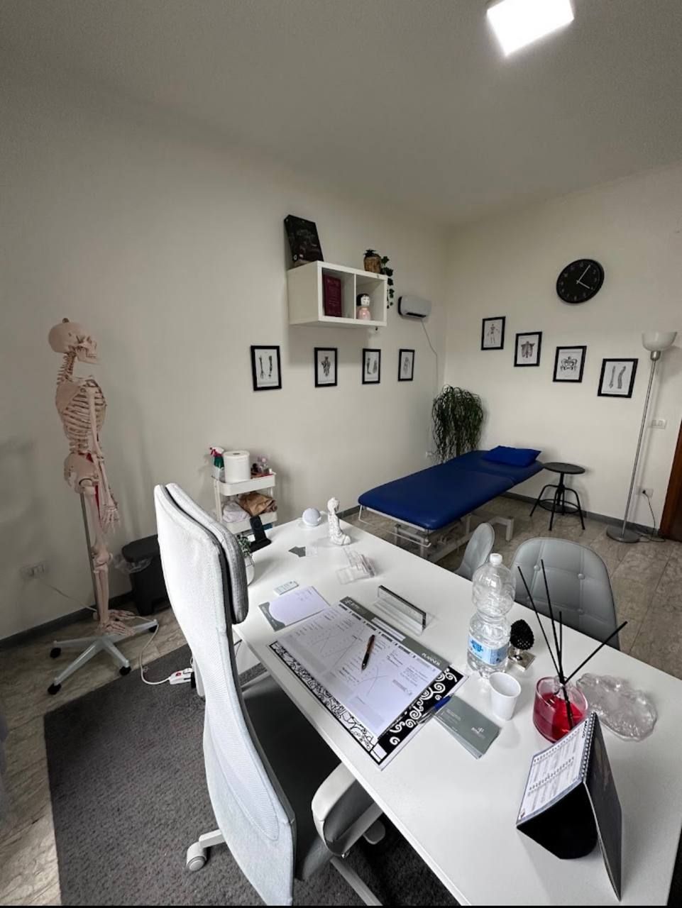 La sala trattamenti con lettino professionale e tavole anatomiche