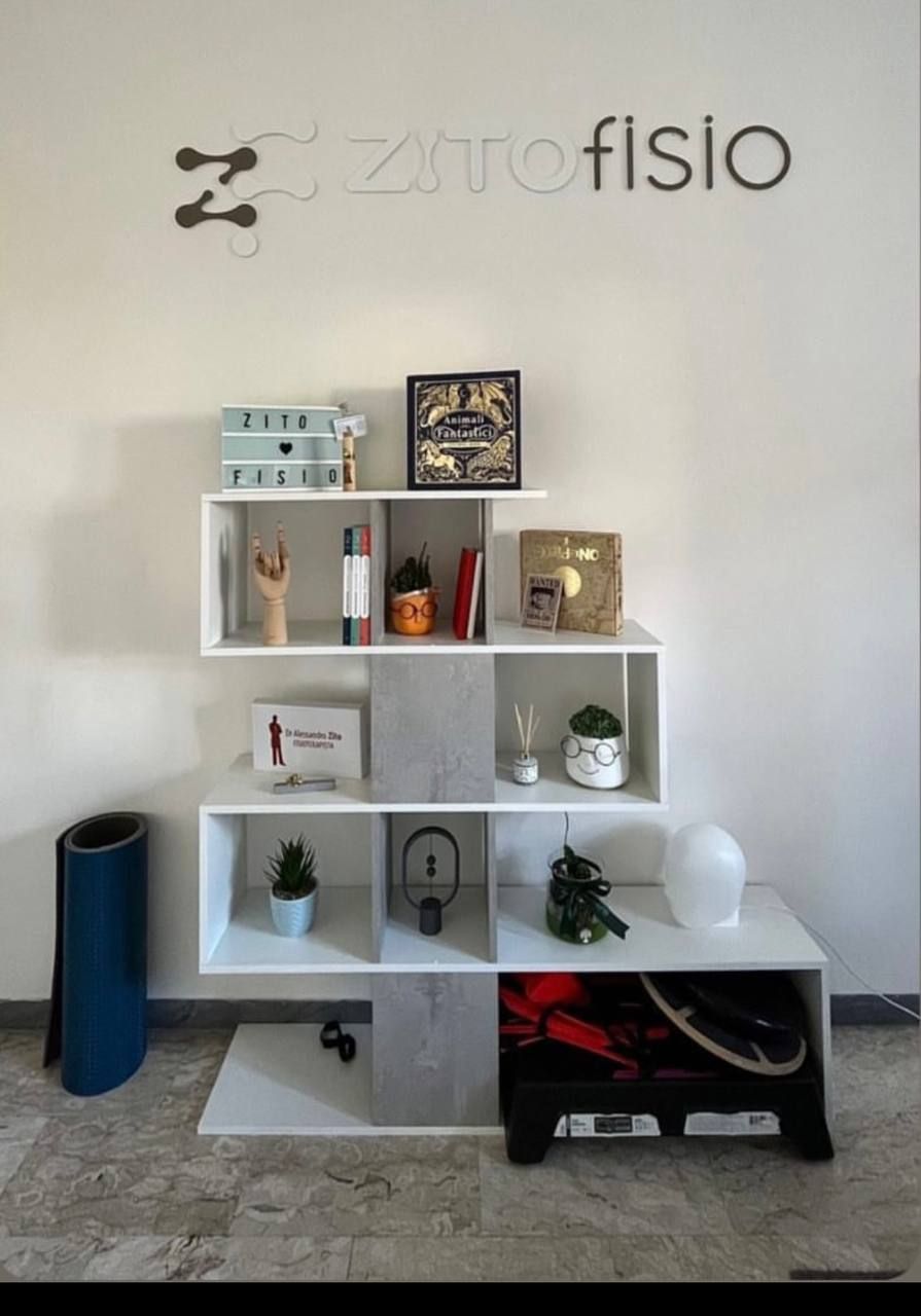 La libreria bianca sotto il logo ZITOFISIO