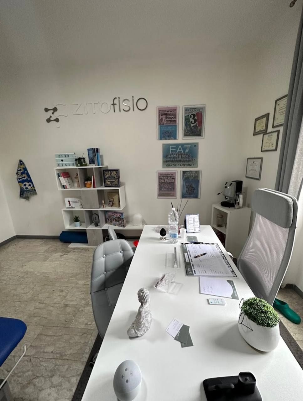 Lo studio con scrivania, area colloqui e i poster del Napoli